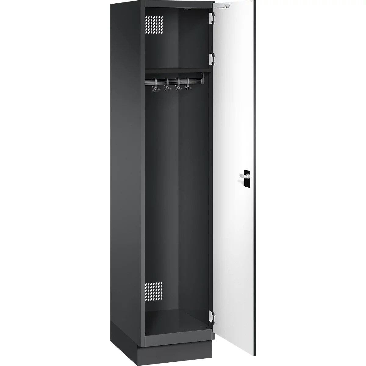 Een donkere kast met een open, witte deur. Binnenin: kledingstang, haken, ventilatierooster. De kast staat op een sokkel.