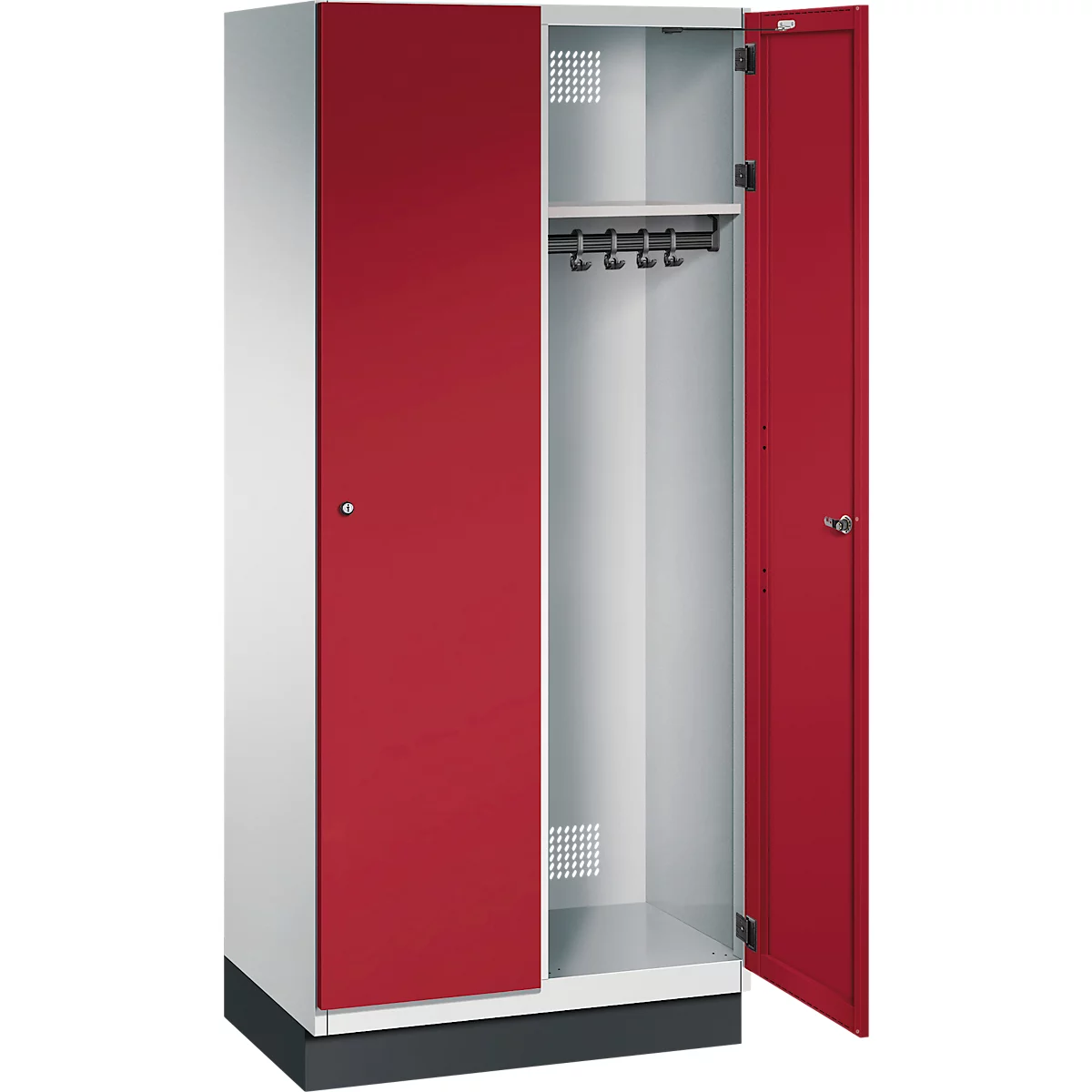 Rode en witte kast, een deur open, haken voor kleding.