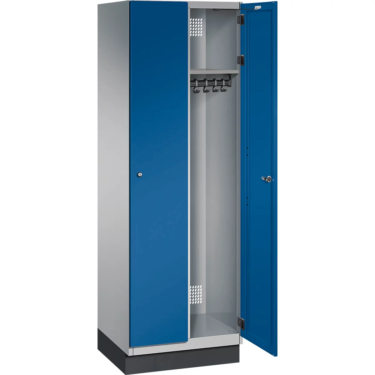 Een open kast met twee deuren. De deuren zijn blauw, de kast is grijs. Binnenin zitten kapstokken en een plank.