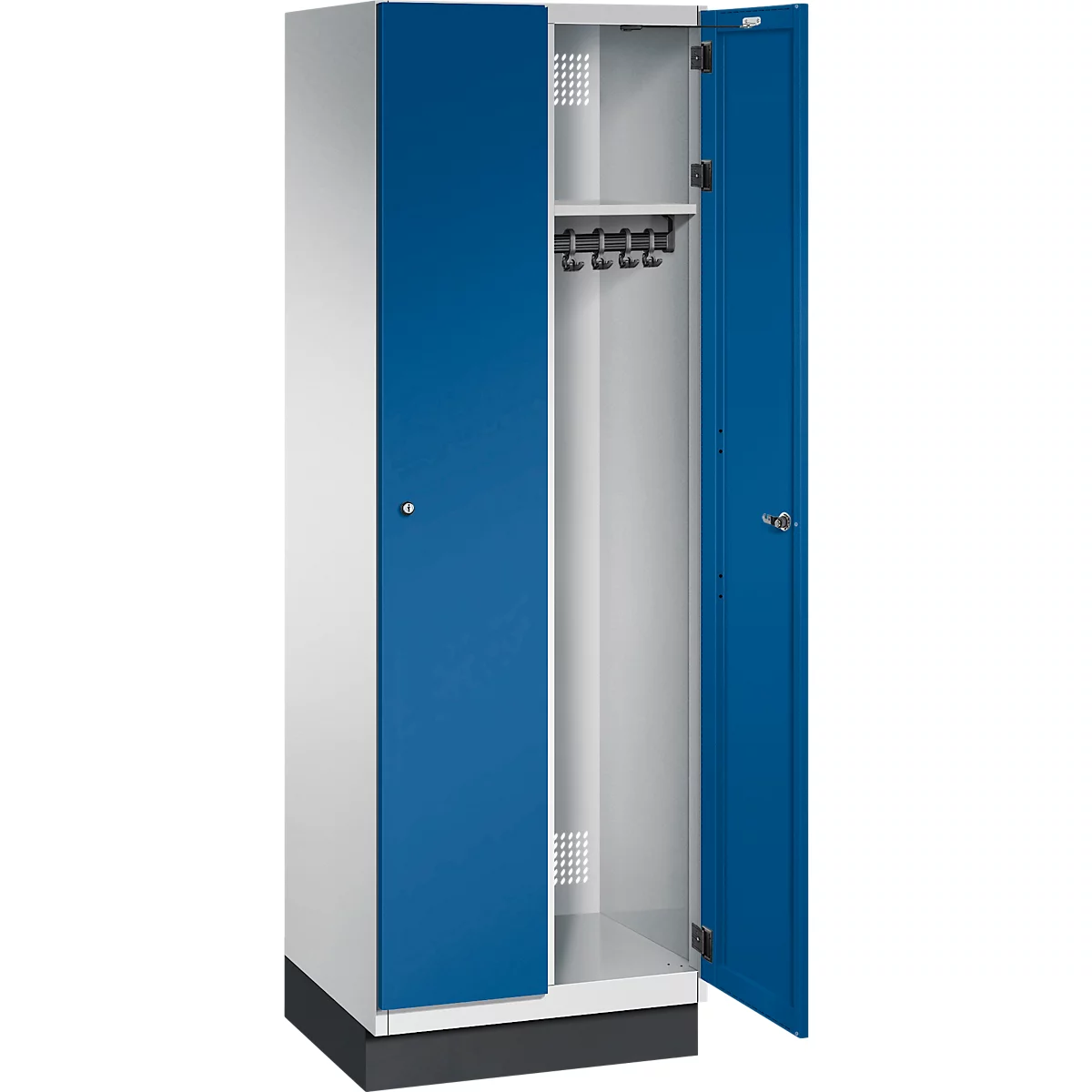 Een open stalen kast met twee deuren met blauwe deuren. Binnen: plank, haken, witte achterwand.