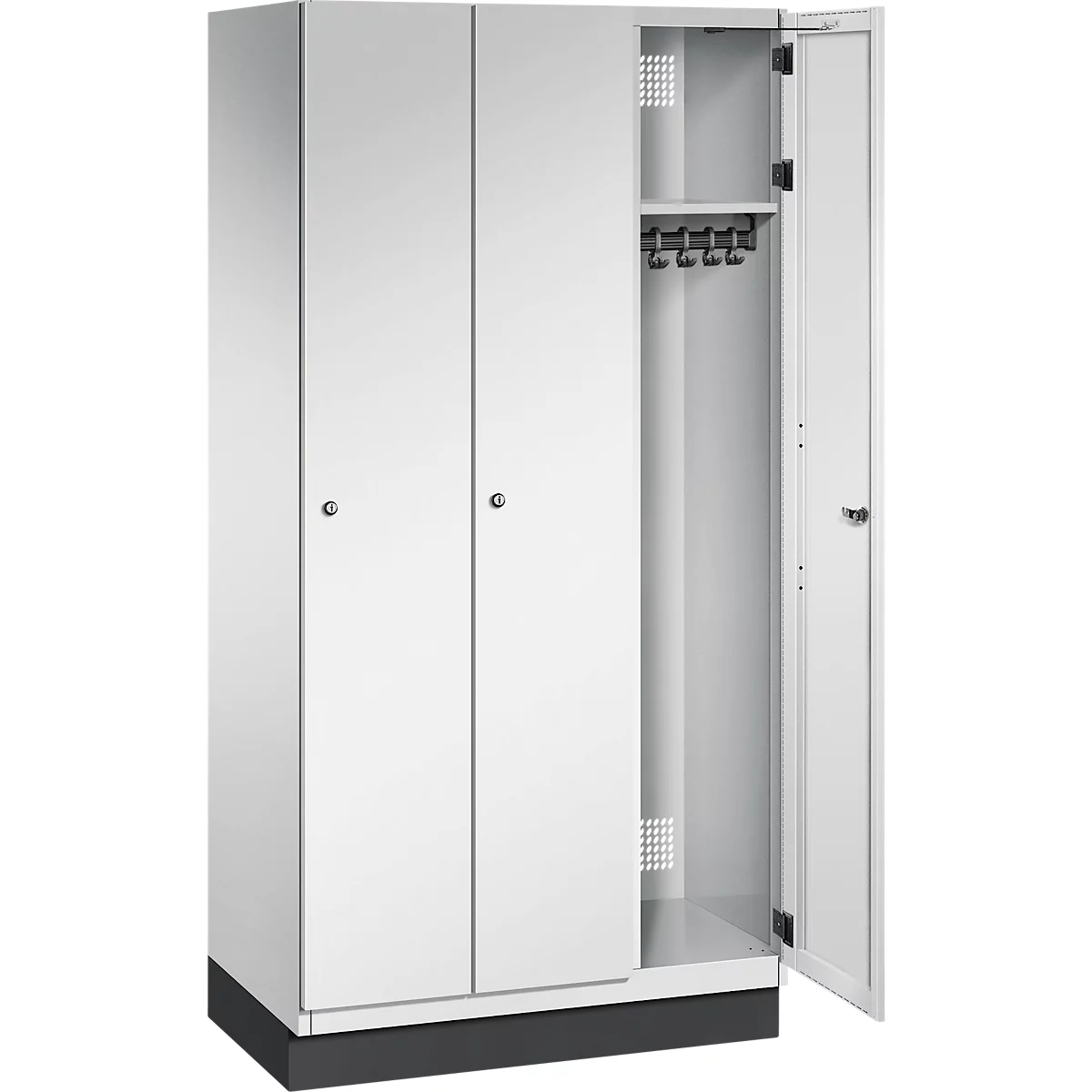 Witte stalen kast met drie deuren, waarvan één open. Binnenin: haken voor kleding en een plank.