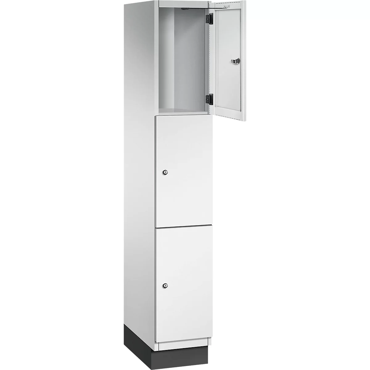 Witte, hoge kast met twee deuren en een open deur. Op een zwarte sokkel.