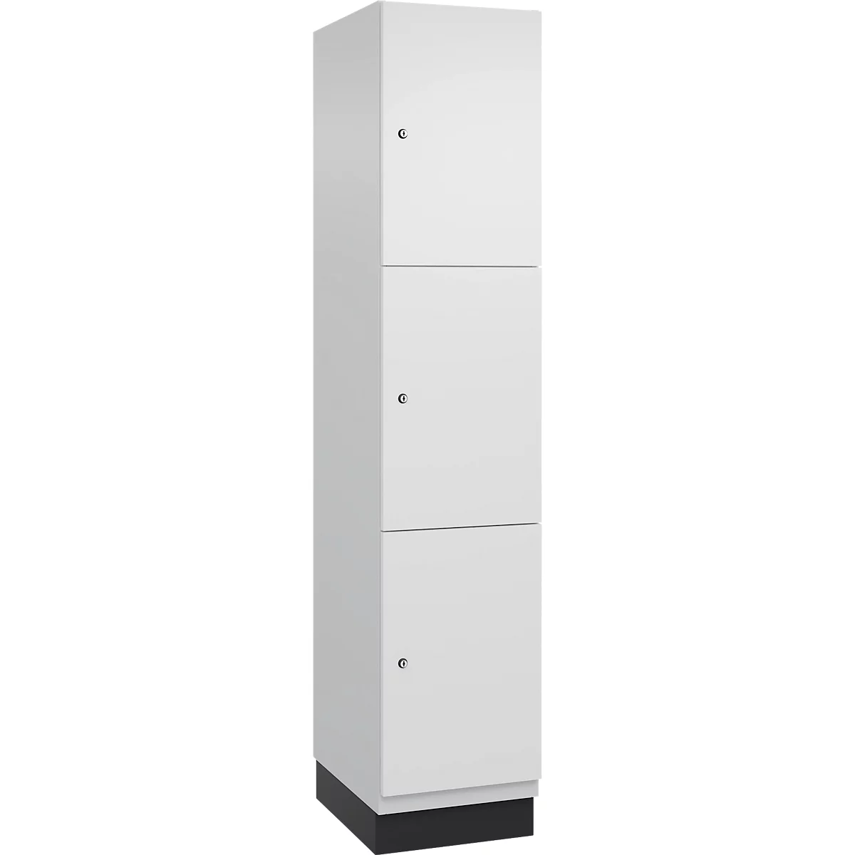 Witte hoge kast met drie deuren. Elke deur heeft een kleine ronde handgreep. De kast staat op een zwarte voet.