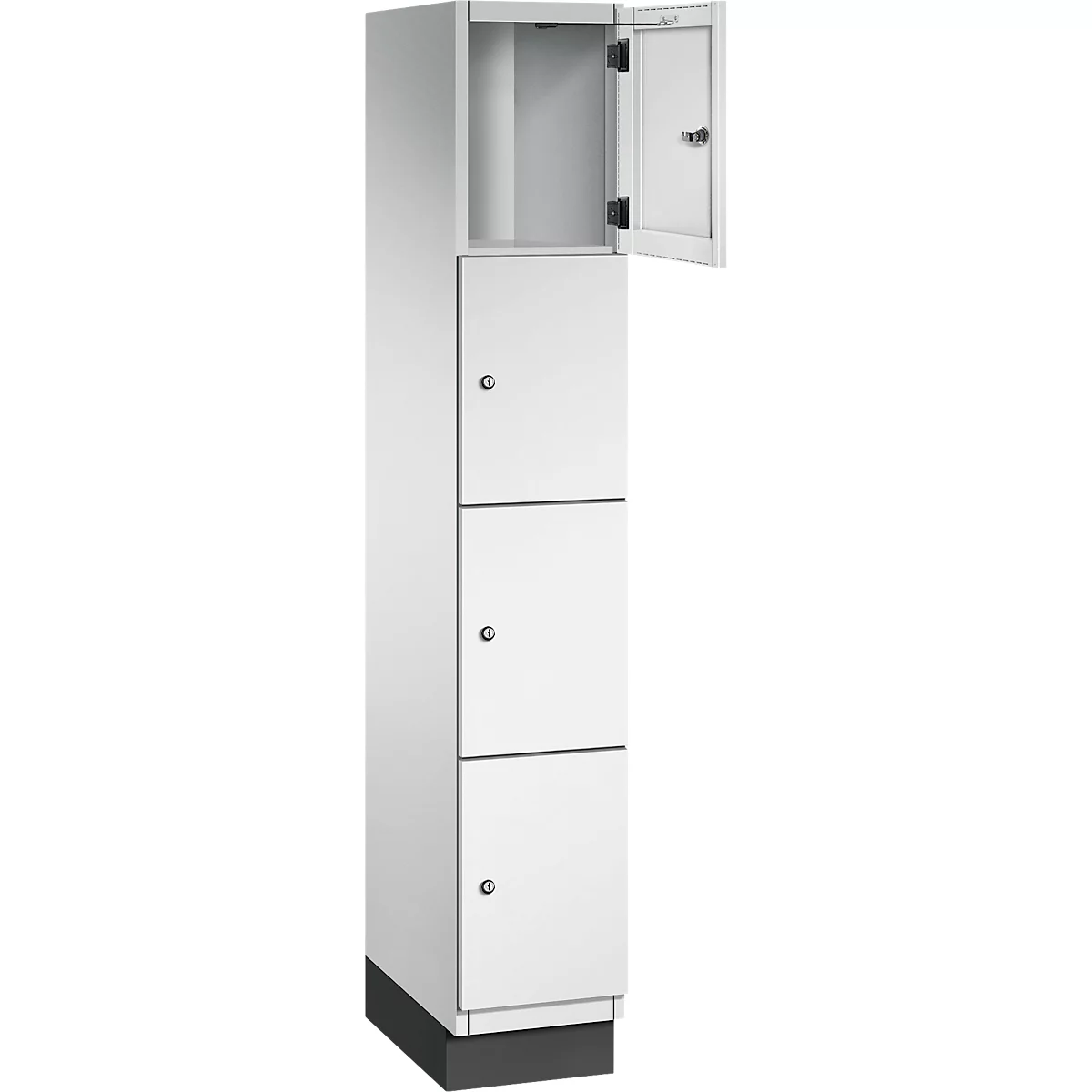 Witte locker met drie deuren en een open vak aan de bovenkant. De bovenste deur is open.