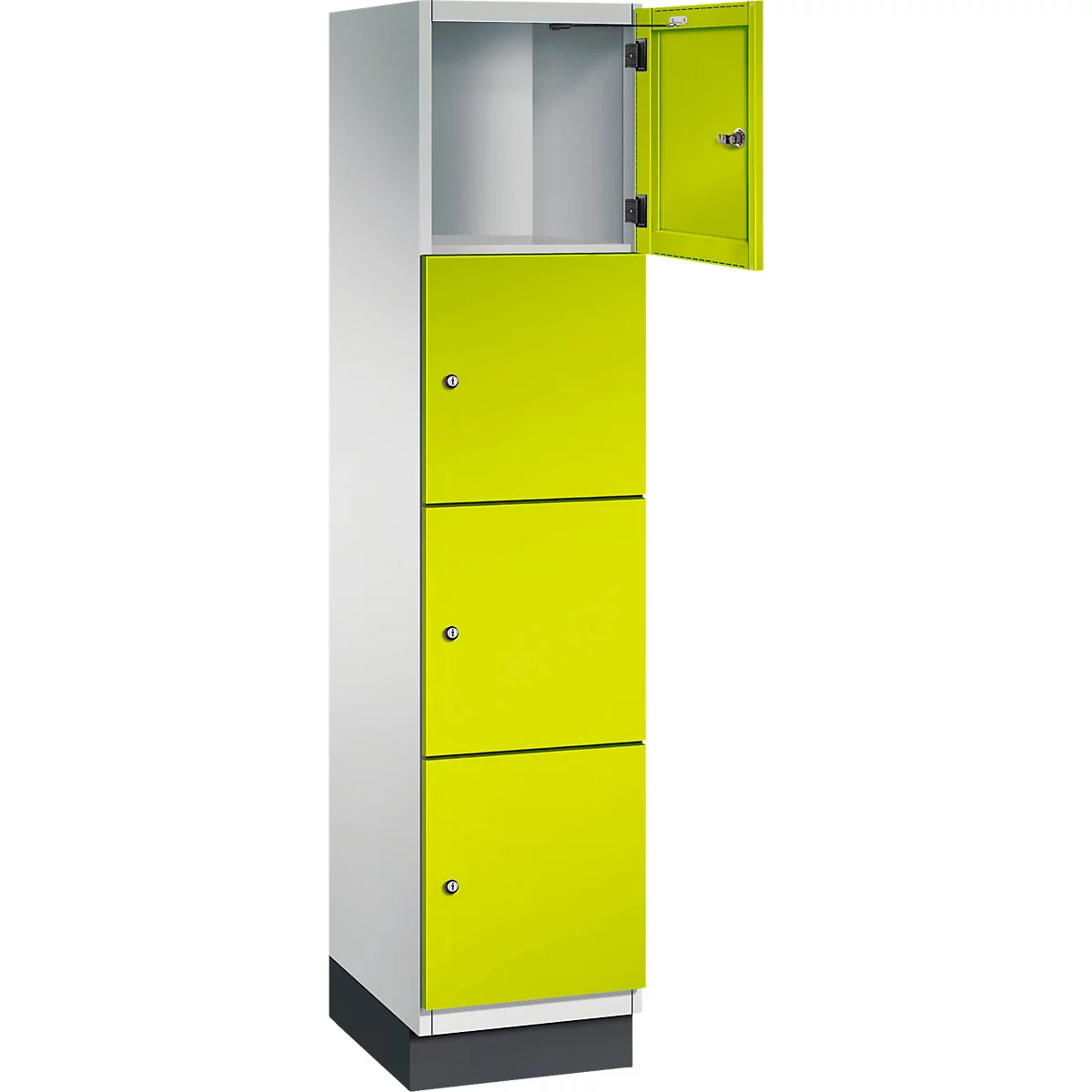 Een hoge locker met drie compartimenten. De onderkant is grijs en de bovenkant is wit. De middelste deur is open, de andere deuren zijn gesloten.