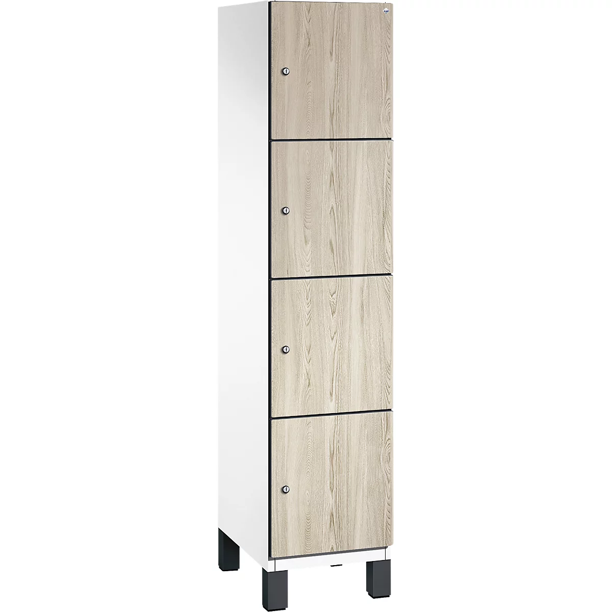 Hoge kast met vier lades en witte zijkant; licht houten fineer met zilveren knoppen.