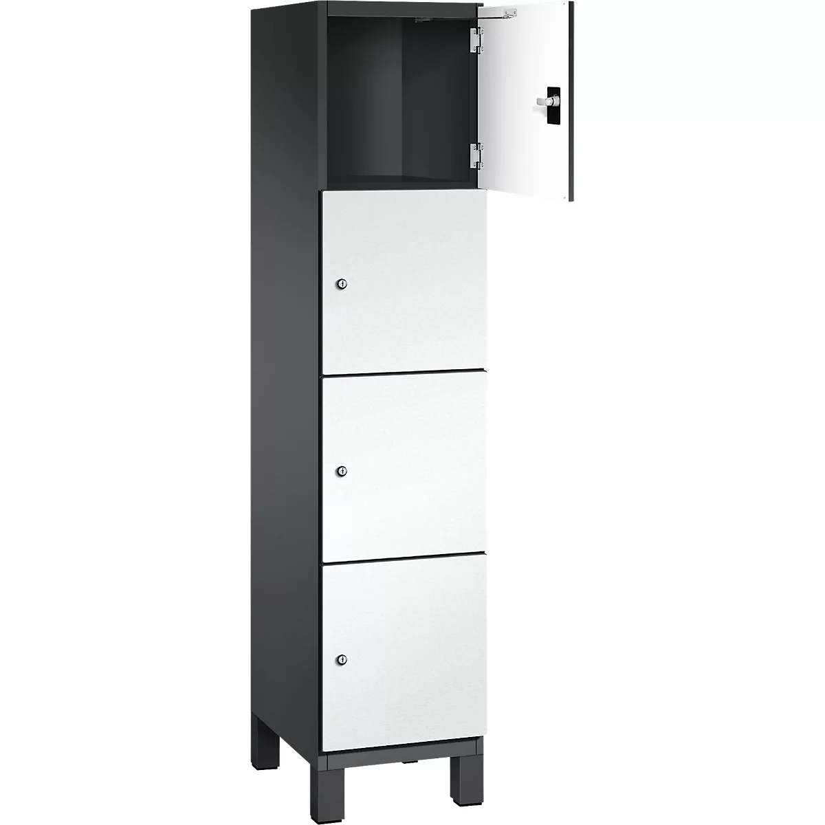 Een hoge, grijze kast met drie witte deuren. Eén deur is open. Elke deur heeft een kleine knop.