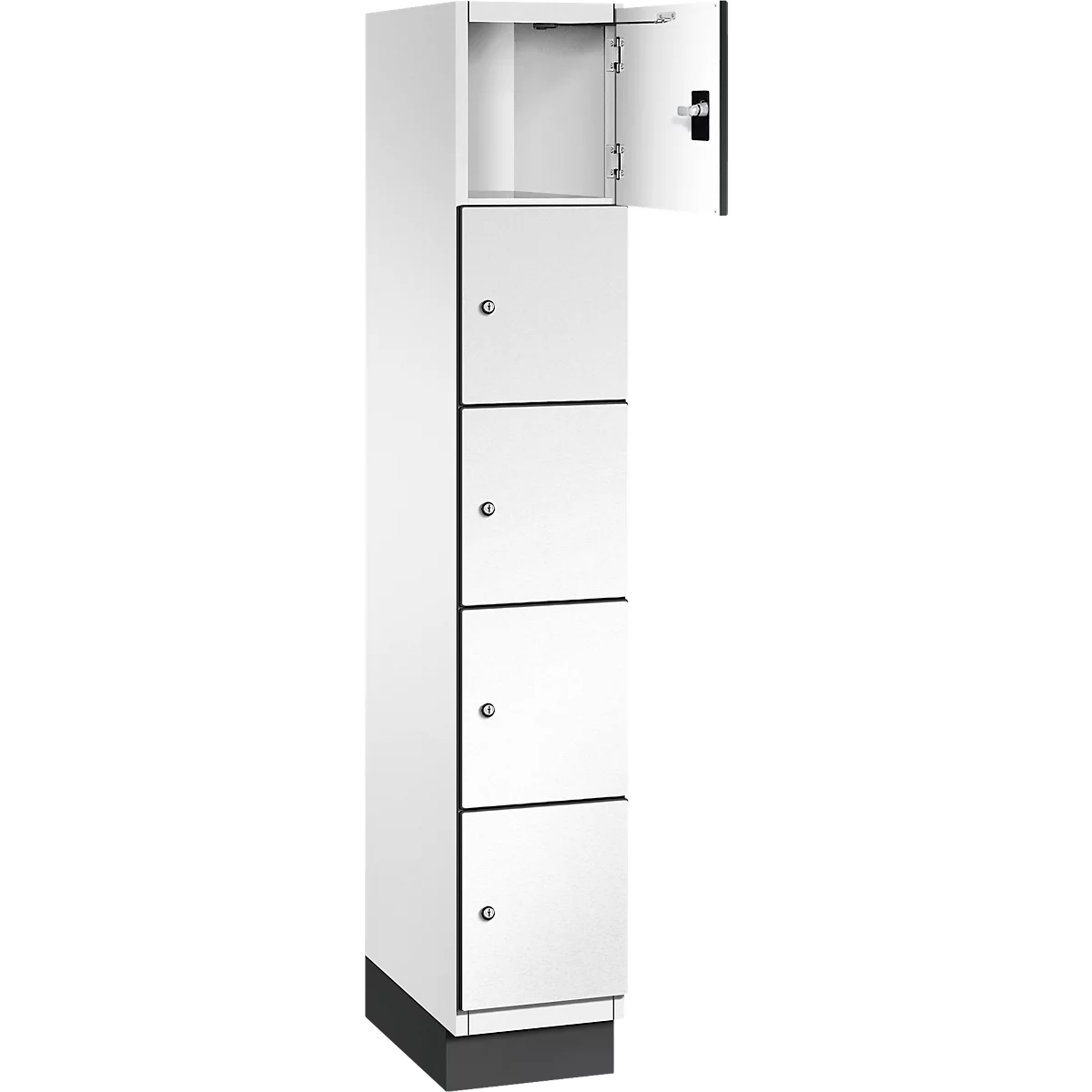 Een witte kast met vier deuren en één deur open. De deuren hebben kleine knoppen. De kast staat op een donkere voet.