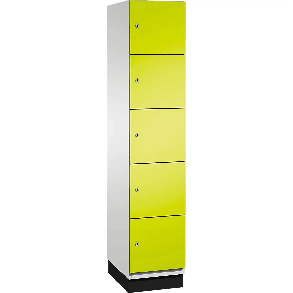 Een hoge, geelgroene kast met vijf deuren en kleine zilveren knoppen. Wit aan de linkerkant, op een zwarte sokkel.