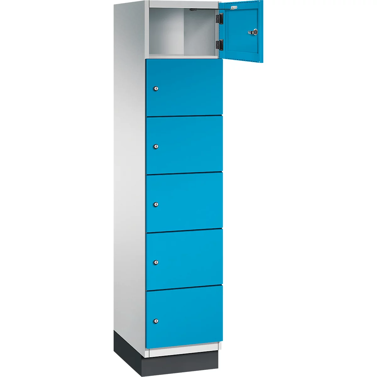 Een hoge, grijze kast met zes blauwe deuren, één deur open.