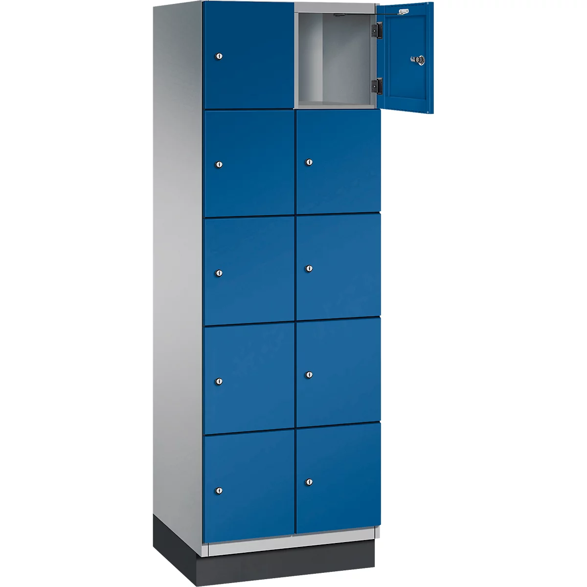 Een locker met acht blauwe deuren, één deur is open.
