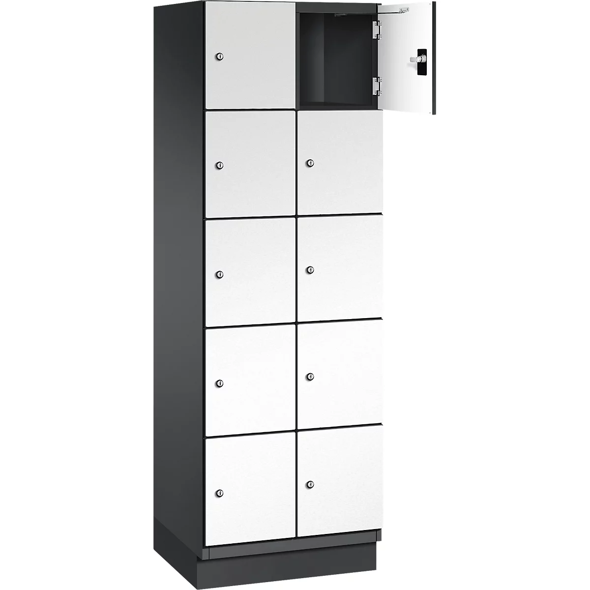 Een hoge, grijze locker met acht deuren. Eén deur is open.