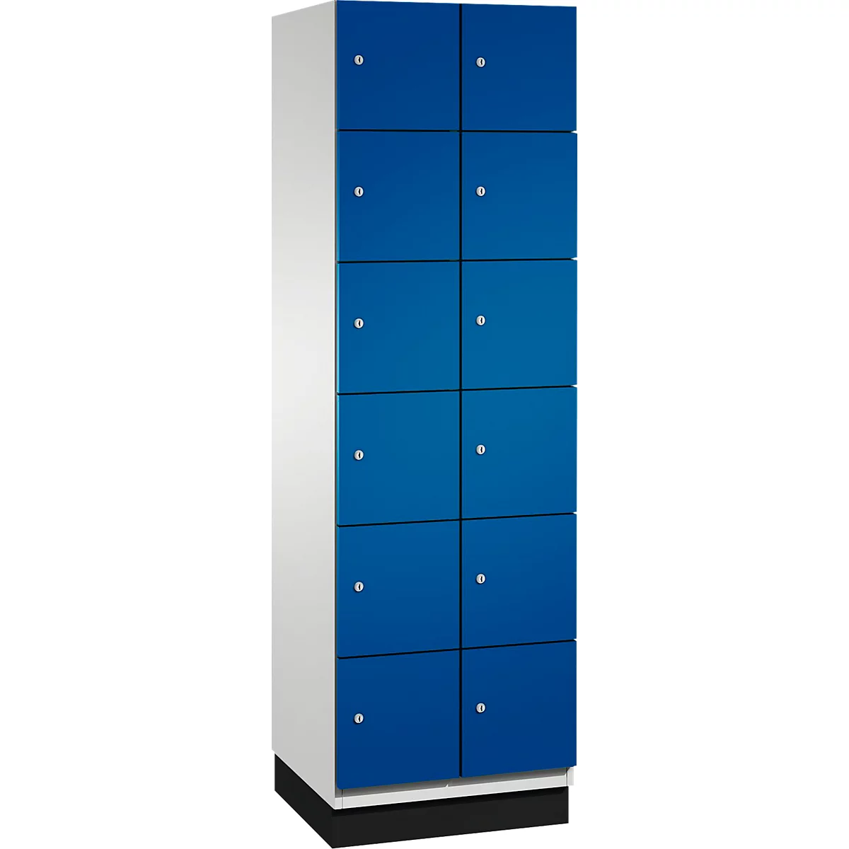 Hoge kast met blauwe, witte en zwarte deuren. Ronde deurknoppen. De kast staat iets schuin.