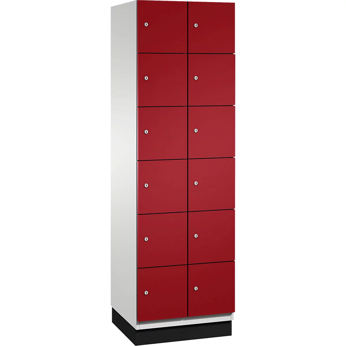 Een hoge kast met rode deuren en zilveren knoppen. De zijkanten zijn wit. Hij staat op een zwarte sokkel.