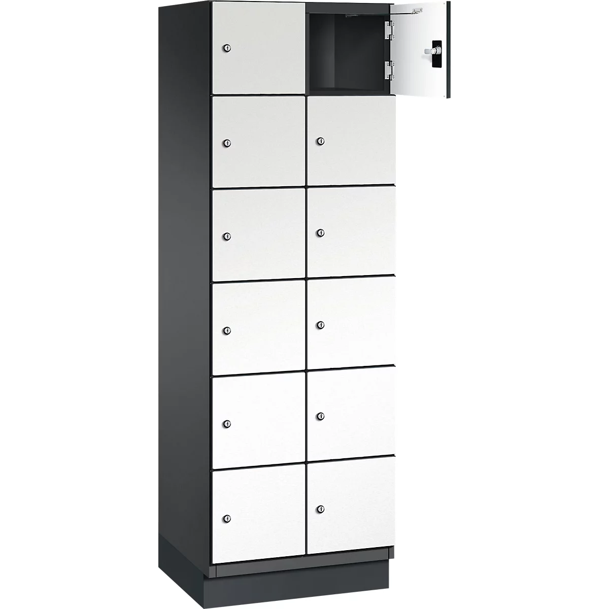Kast met witte deuren, één deur open.