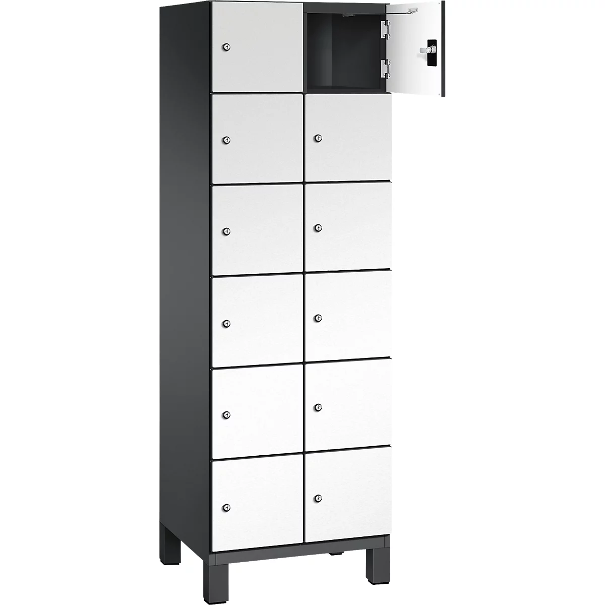 Een hoge, witte kast met zwarte accenten en 10 deuren, één deur is open.
