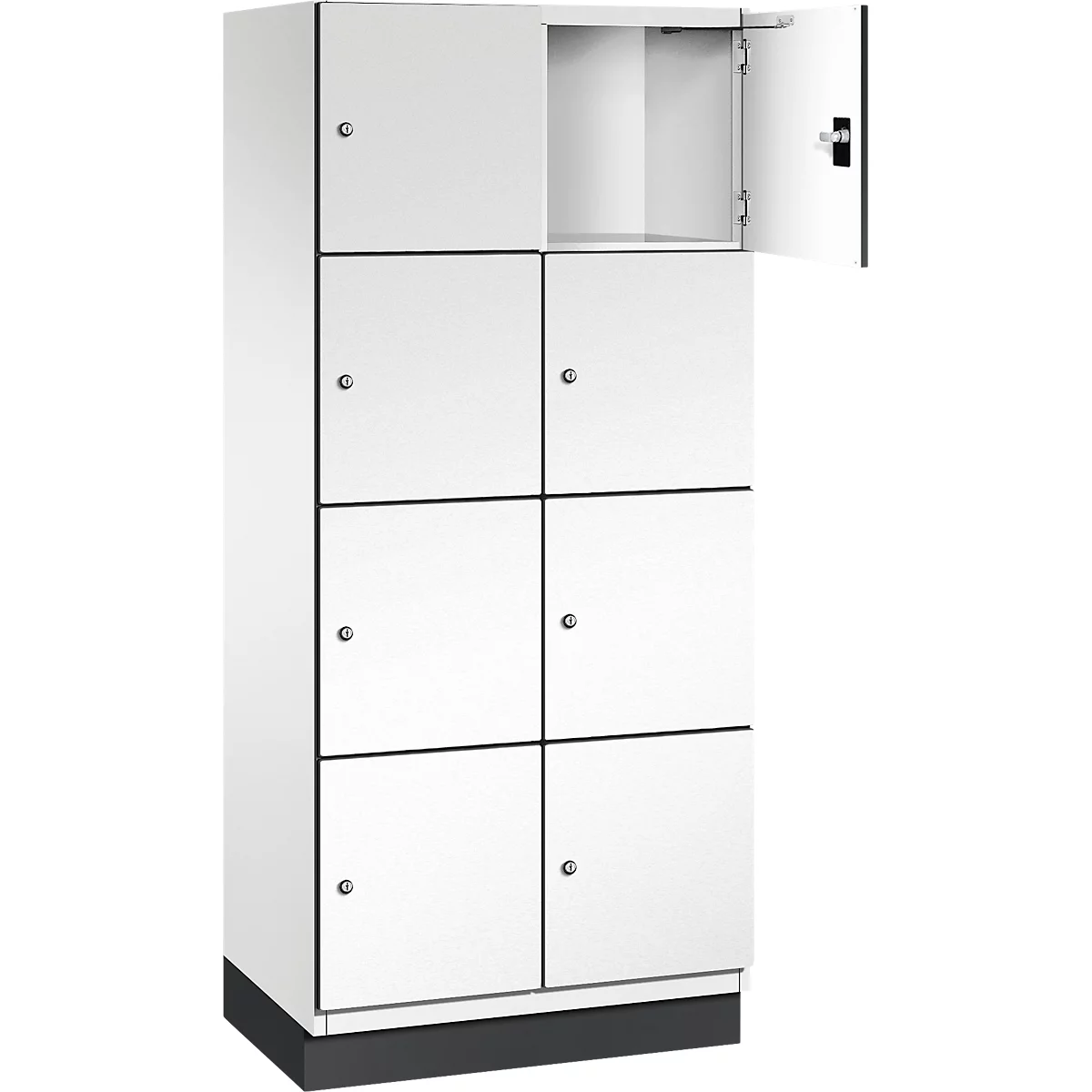 Witte locker met acht deuren, waarvan één open.