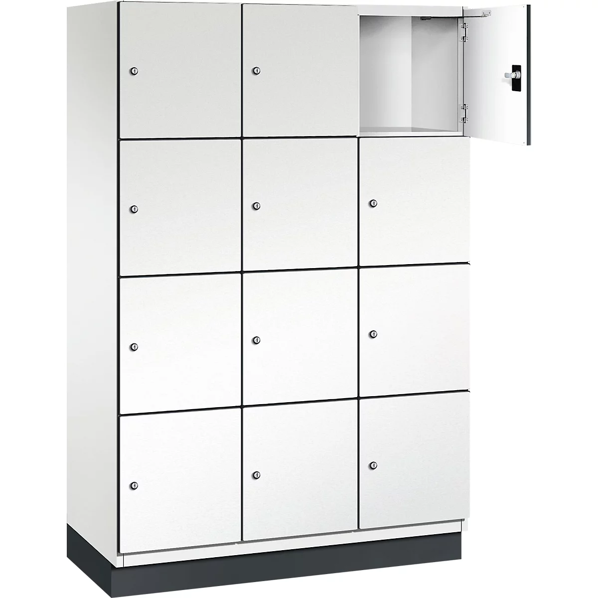 Witte locker met 12 compartimenten, één compartiment open.