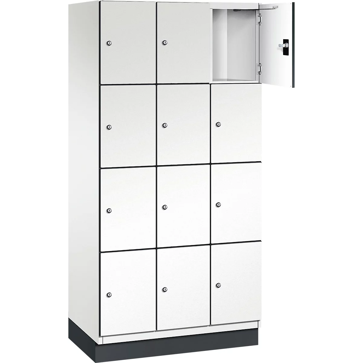 Witte locker met negen vakken. Eén deur is open.