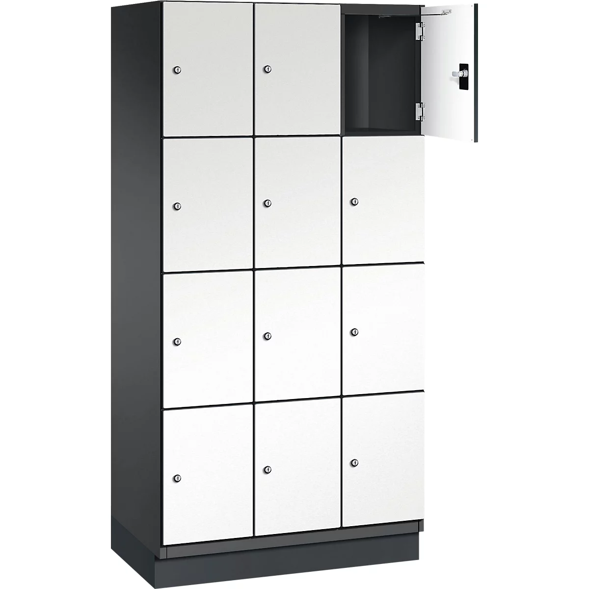 Kast met witte deuren, één deur is open.
