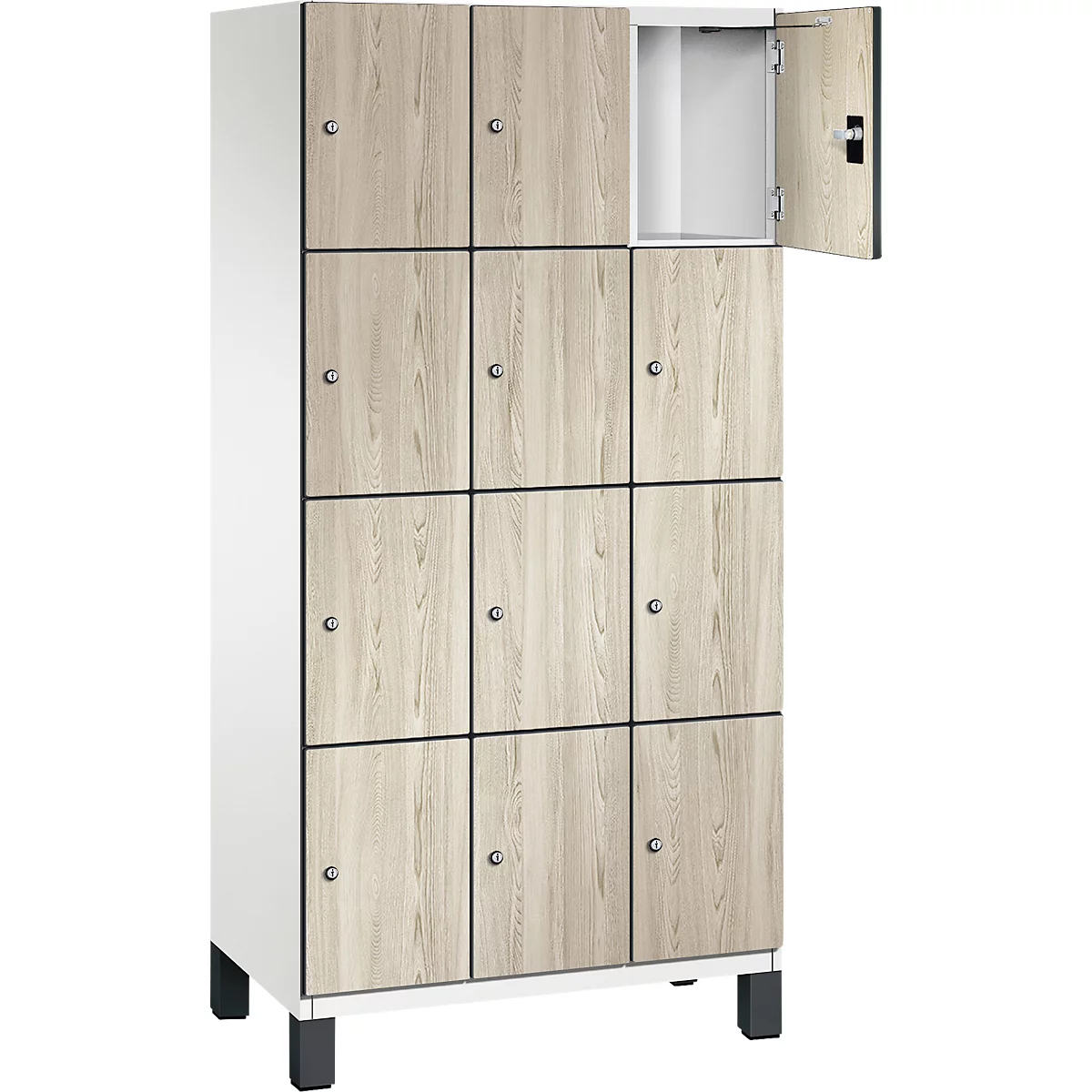 Een houten deursluis, één deur is open. De locker staat op zwarte voetjes.