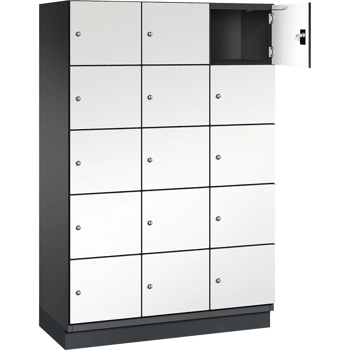 Kast met witte deuren; één deur open. Donkergrijze kast, lichte deuren met kleine handgrepen, detail van het interieur zichtbaar.