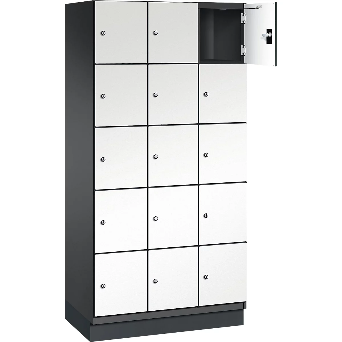 Kast met 15 witte deuren. Een deur staat open.