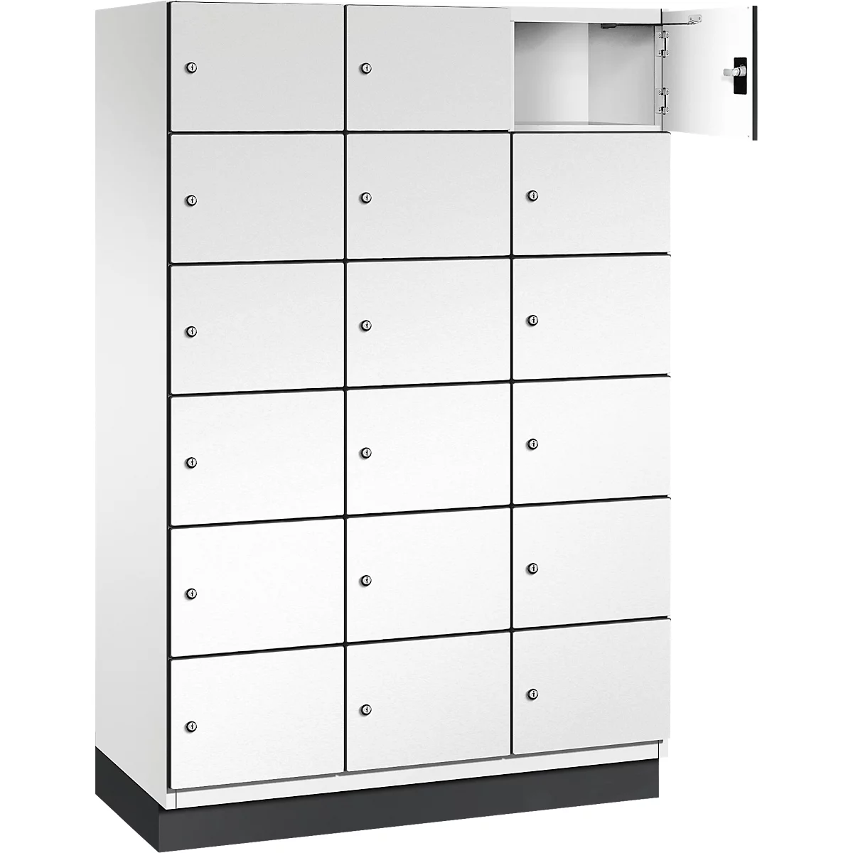 Witte locker met 15 deuren. Eén deur is open.
