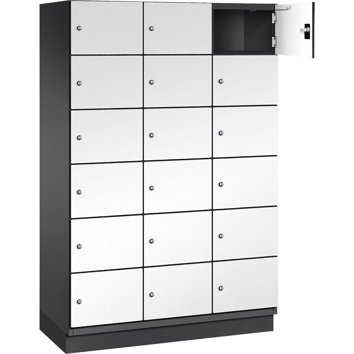 Kast met witte deuren, één deur is open en toont het interieur. Zwarte frames en een zwarte basis.