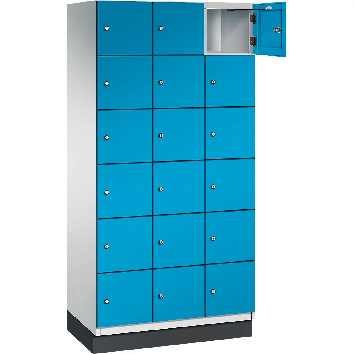 Blauwe en witte locker met open deur. Opgestelde lockers met zilveren handgrepen. Een vak is open, met een lichtgrijs interieur.