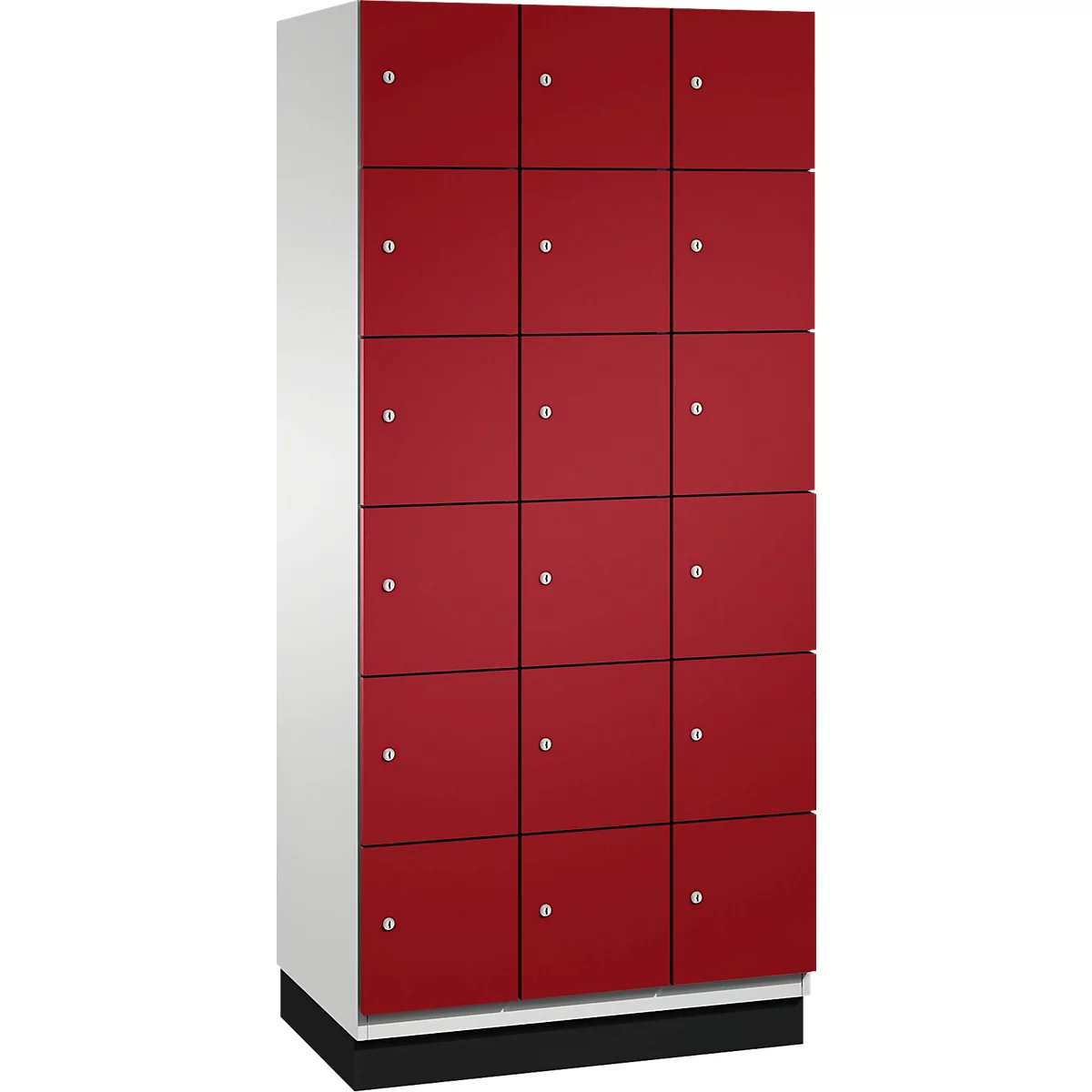 Een rode locker met 15 compartimenten en zilveren handgrepen staat tegen een witte achtergrond.