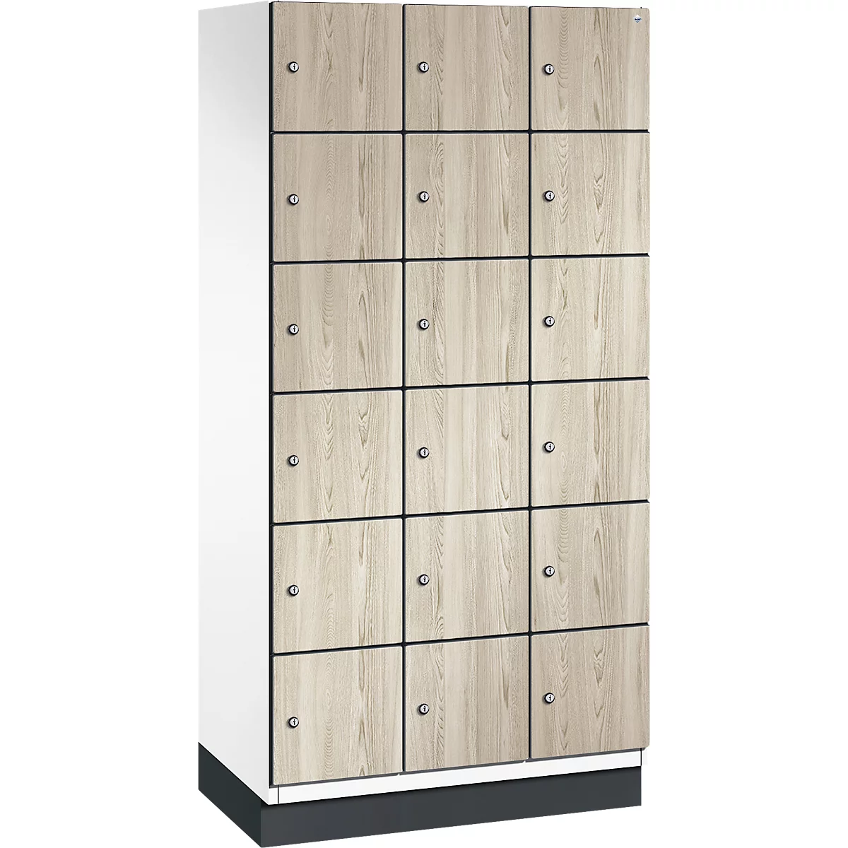Een hoge locker met 15 deuren in houtlook, met zwarte frames en metalen handgrepen. De kast is wit.