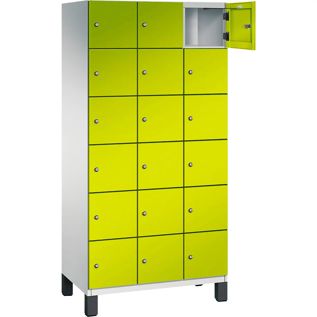 Een kast met veel geelgroene deuren, waarvan er één open is.