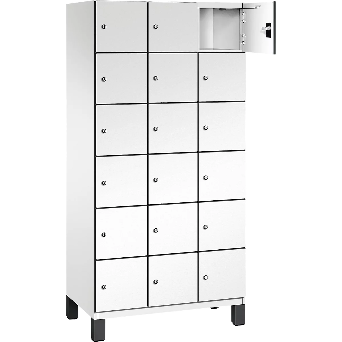 Witte locker, één deur open. Rechthoekige deuren, metalen handgrepen, zwarte frames.