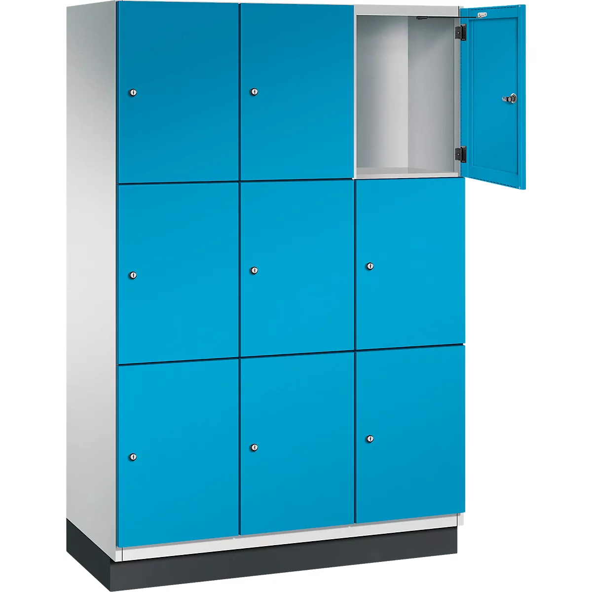 Blauwe locker met open vak. Negen compartimenten, deuren met kleine knoppen. Witte behuizing, zwarte voet.