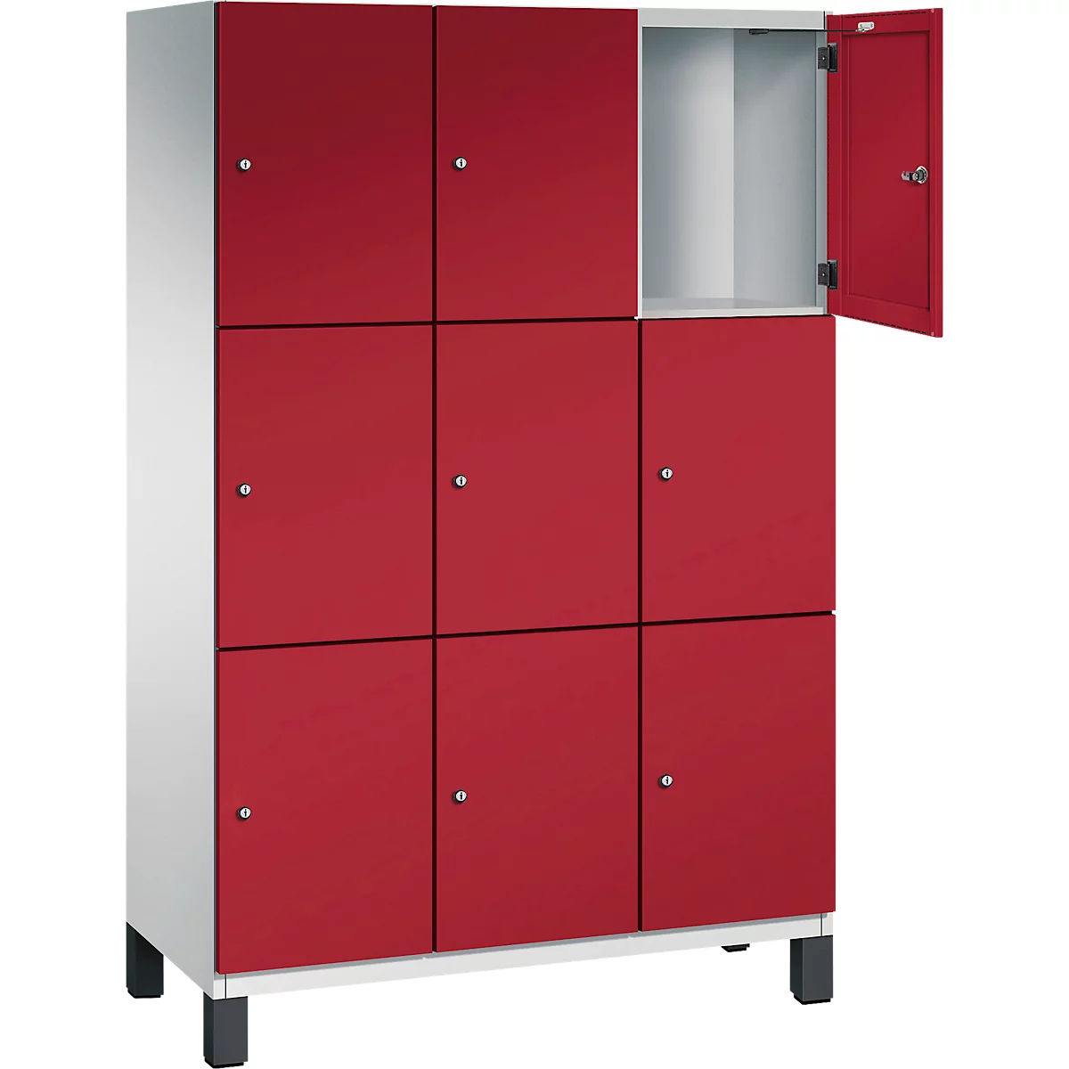 Een rode locker met negen compartimenten, waarvan één open, met de lichte binnenkant. Op zwarte voeten, tegen een witte achtergrond.