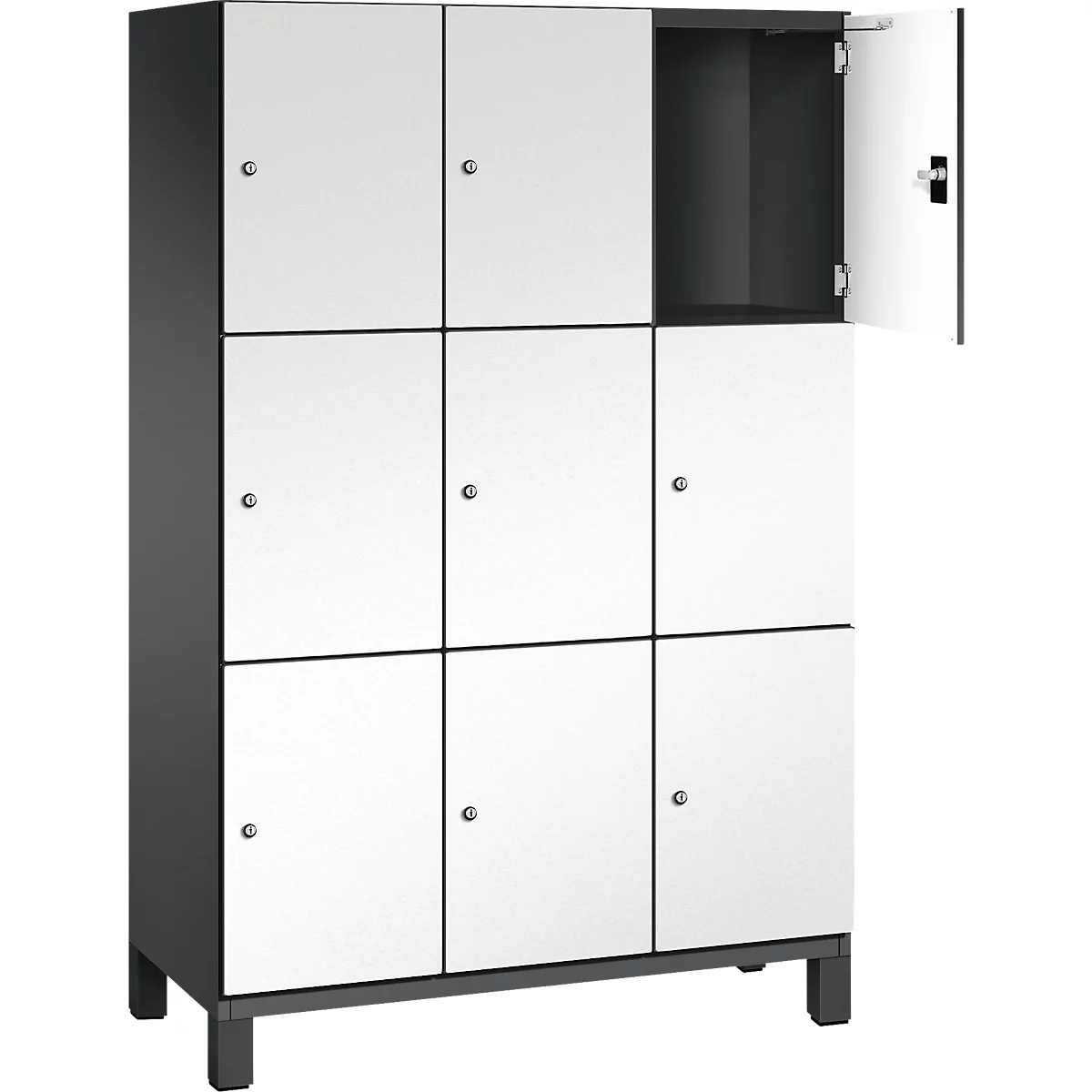 Negen lockercompartimenten met witte deuren, een open, zwart frame.