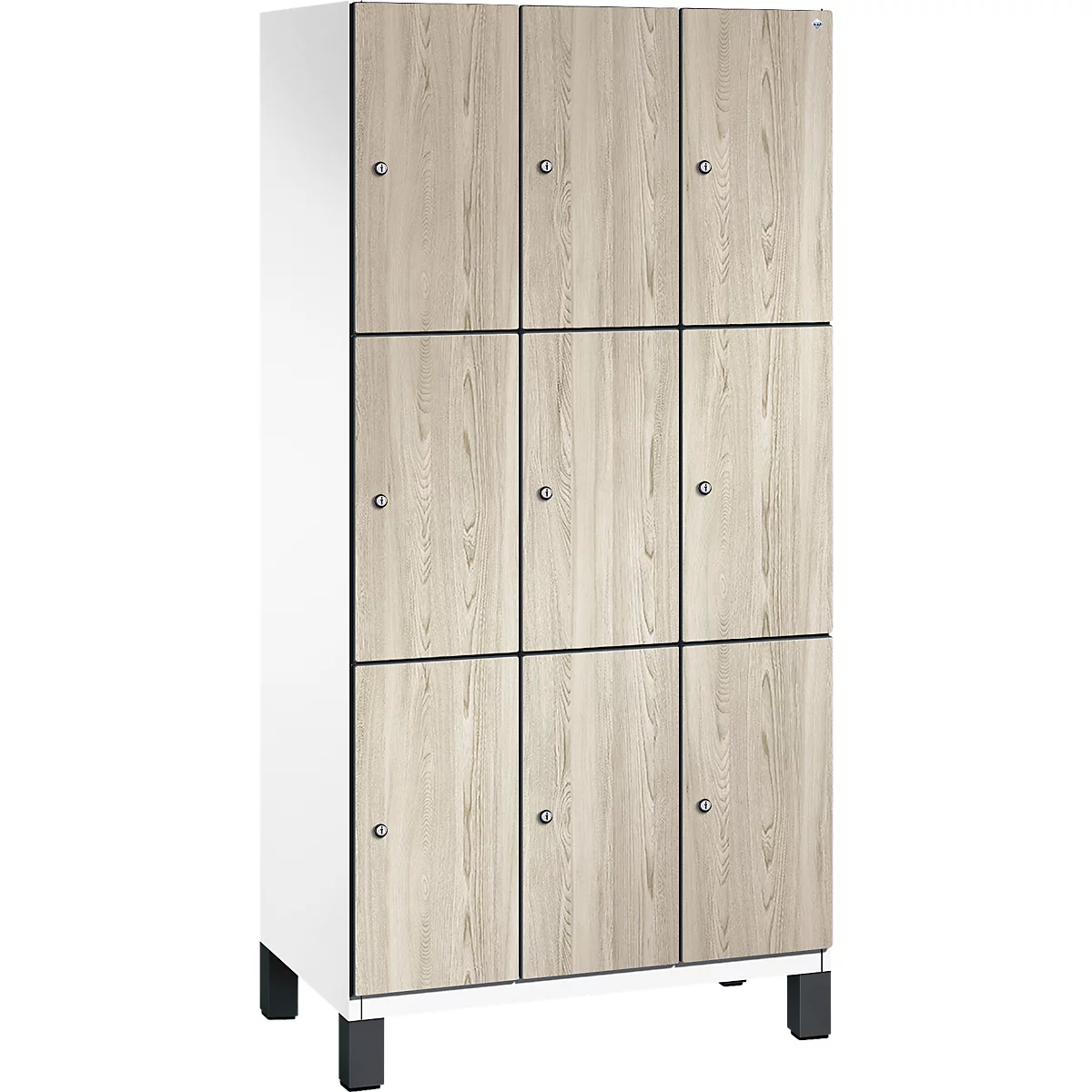 Kast met negen compartimenten, houtlook, lichte deuren, donkere frames, metalen handgrepen, staand op zwarte poten.
