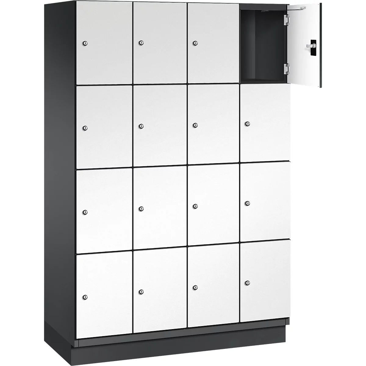 Een kast met 16 witte deuren, één deur is open. Zwarte kozijnen, zilverkleurige handgrepen.