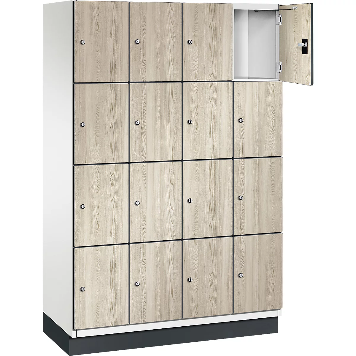 Een kluis met houten deuren en metalen handgrepen. Eén deur is open om het lege interieur te laten zien.