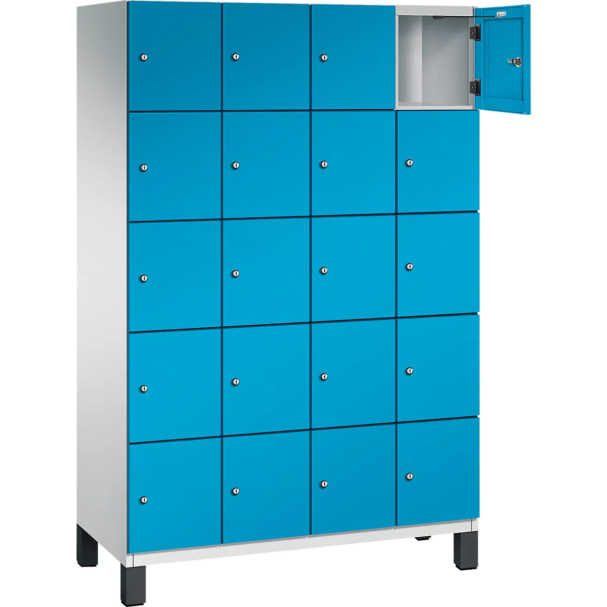 Een kast met blauwe deuren, één deur is open.