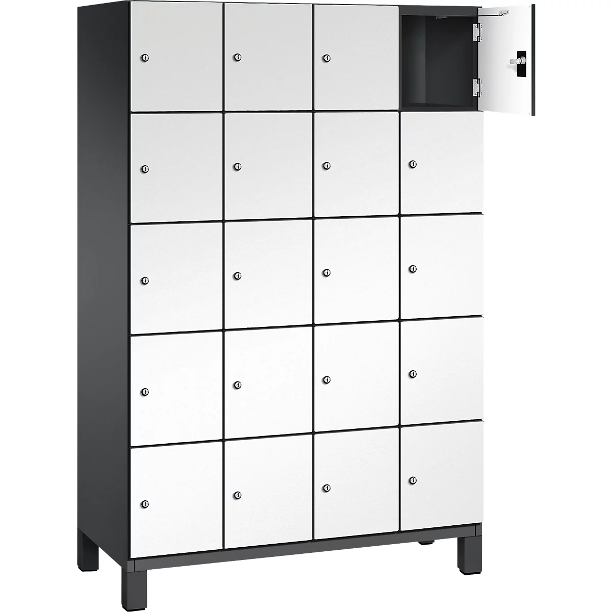 Een witte locker met 16 compartimenten, één compartiment open. Zwarte randen, zilveren knoppen.