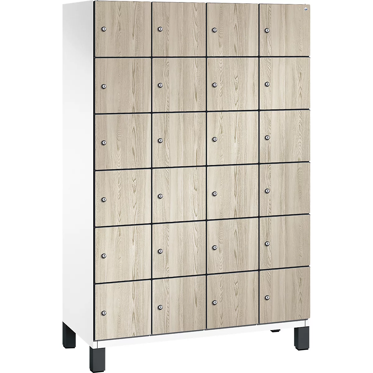 Een kast met 20 compartimenten, houtlook, zwarte lijnen, zilveren handgrepen. Witte zijwanden, zwarte poten.