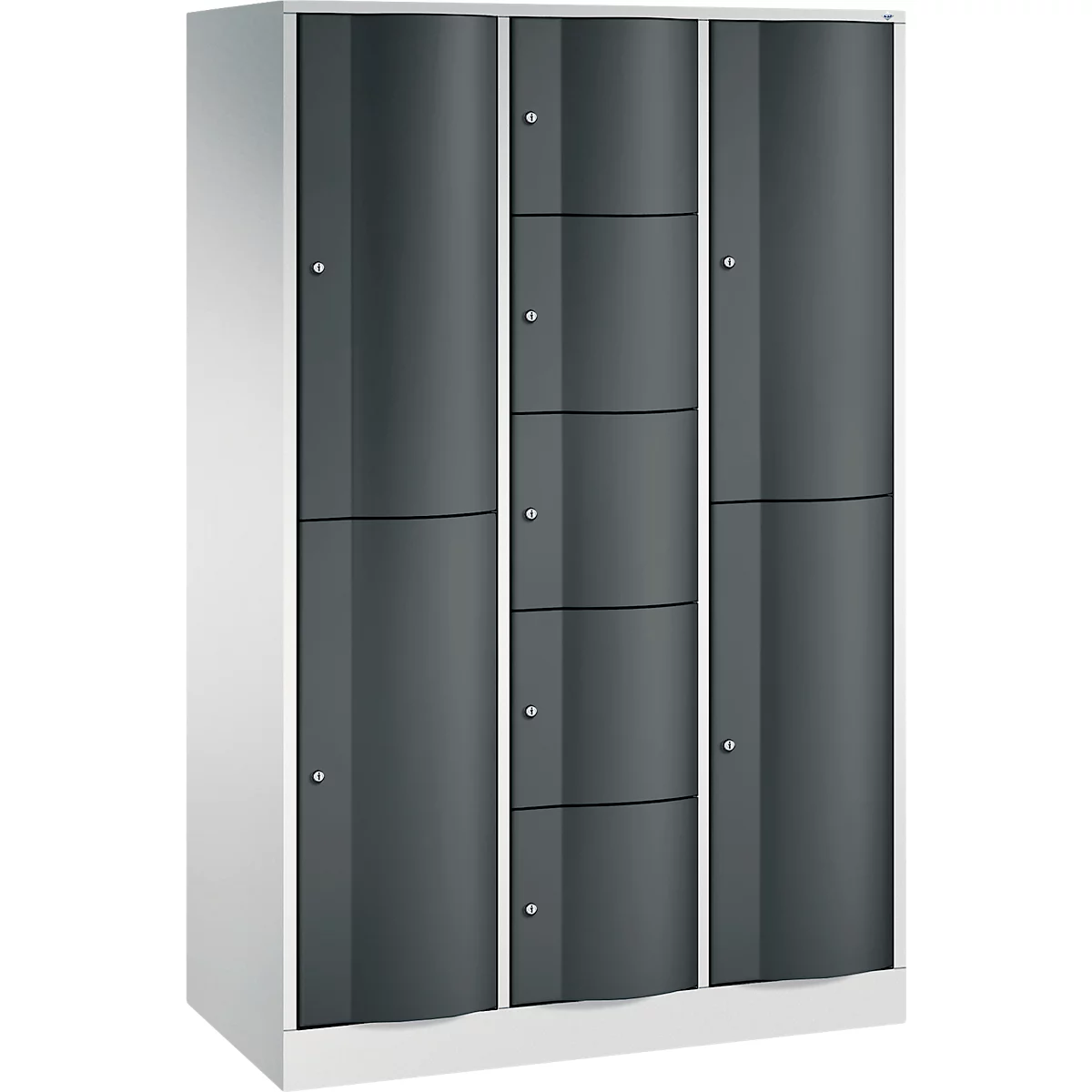 Grijze kast met meerdere compartimenten en deuren. Witte frames en grijze deuren met kleine zilveren knoppen.