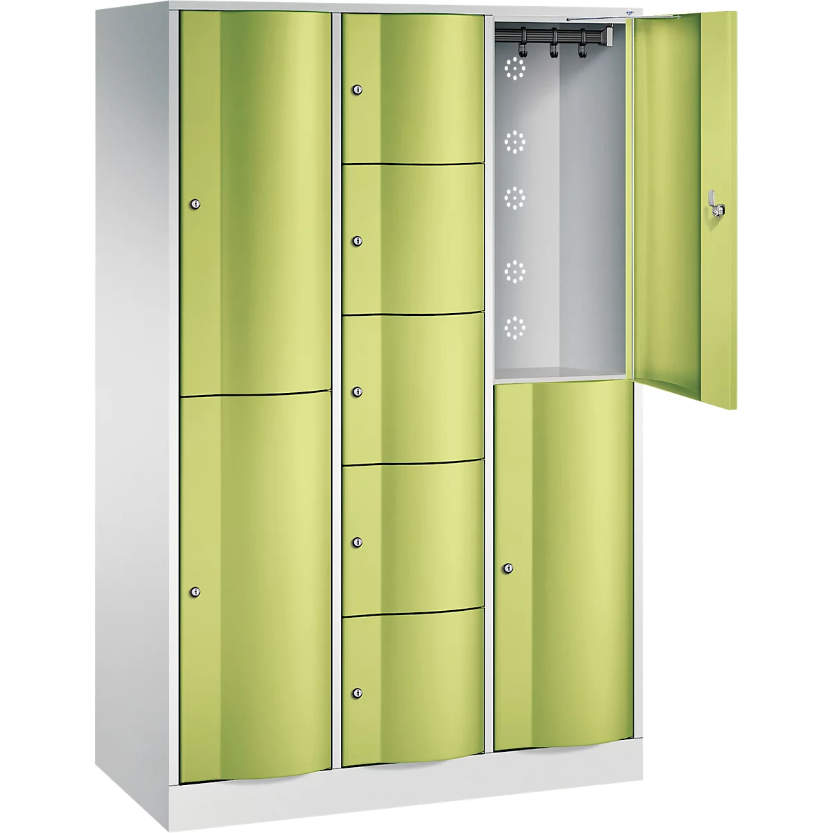 Witte locker met meerdere compartimenten, één compartiment open. Bovenste stang voor kleerhangers, enkele ronde gaten voor ventilatie.