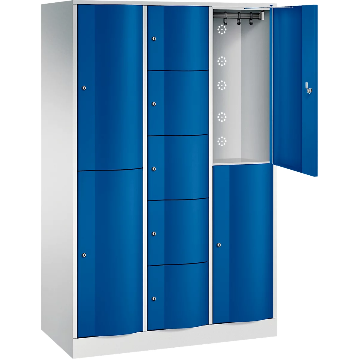 Blauw-witte locker, één deur open. Verschillende compartimenten, kledingrek in het open gedeelte.