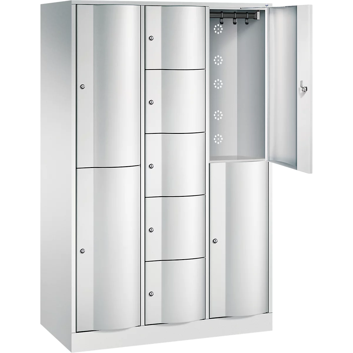 Groene kluisjes met een gedeeltelijk open deur. Binnenin haken en ventilatiegaten.