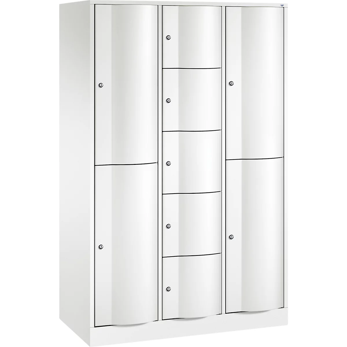 Witte locker kast met golvende deuren en zilveren handgrepen.