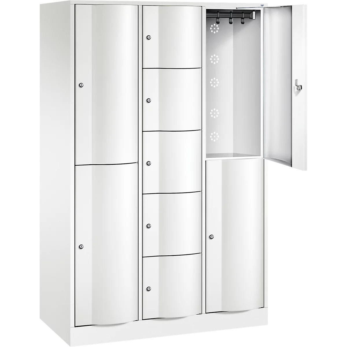Witte kast met meerdere deuren, waarvan één open. Kast met kledingroede en gaten.