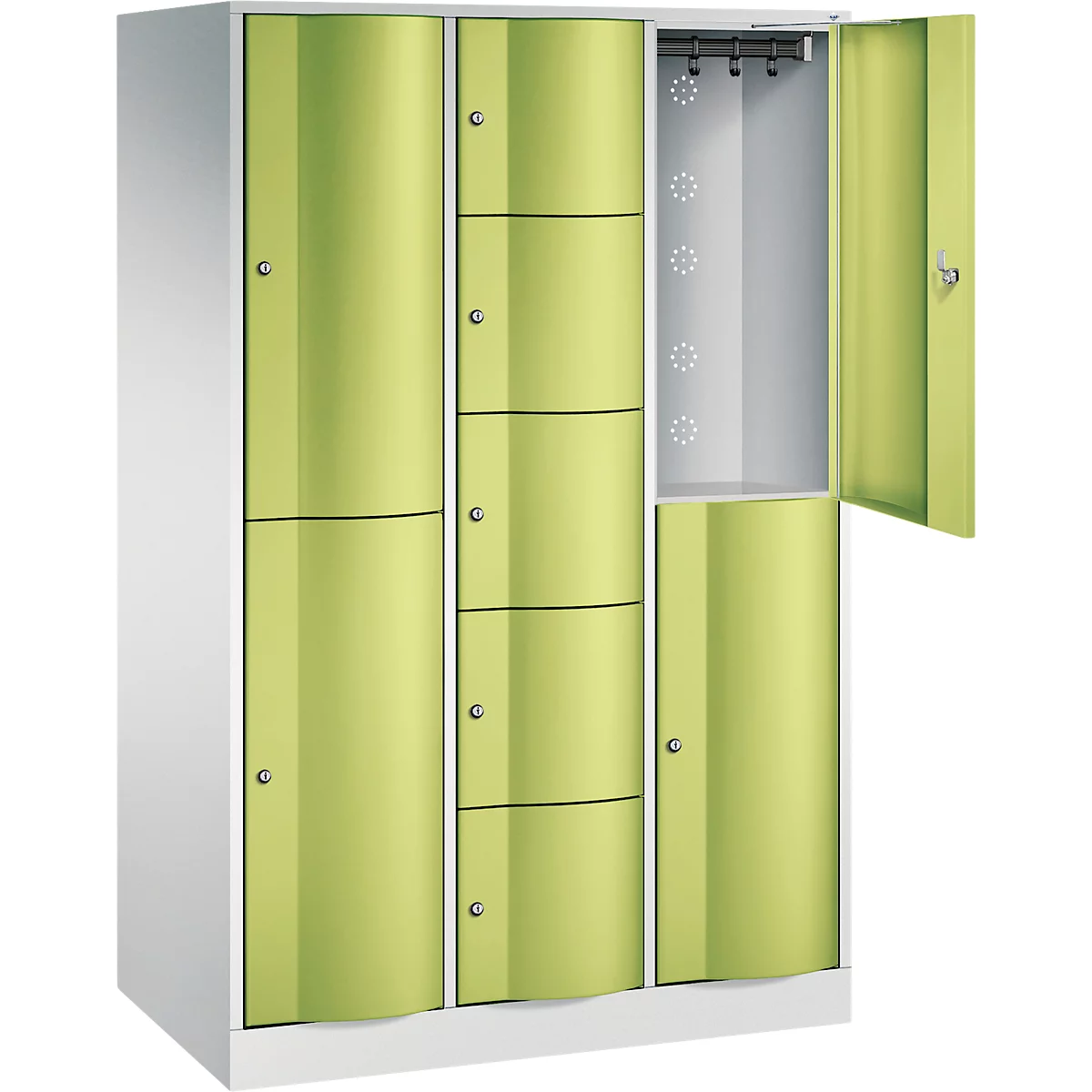 Groene locker met meerdere compartimenten, gedeeltelijk open. Kledinghangers zijn te zien in het open compartiment.
